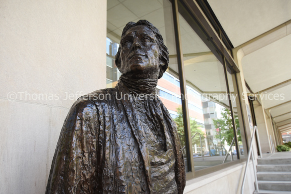 Jeff statue Alumni Hall-7291